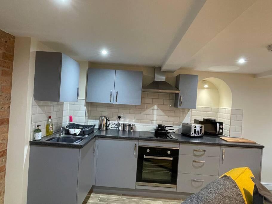 1 Hatton House 2 Bedroom 2 Bathroom Spacious Basement Flat Newark-on-Trent  ภายนอก รูปภาพ
