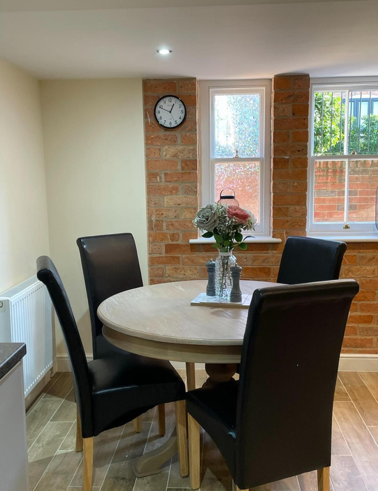 1 Hatton House 2 Bedroom 2 Bathroom Spacious Basement Flat Newark-on-Trent  ภายนอก รูปภาพ